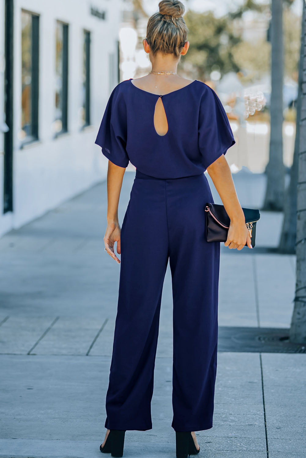 Blauwe jumpsuit met wijde pijpen en riem