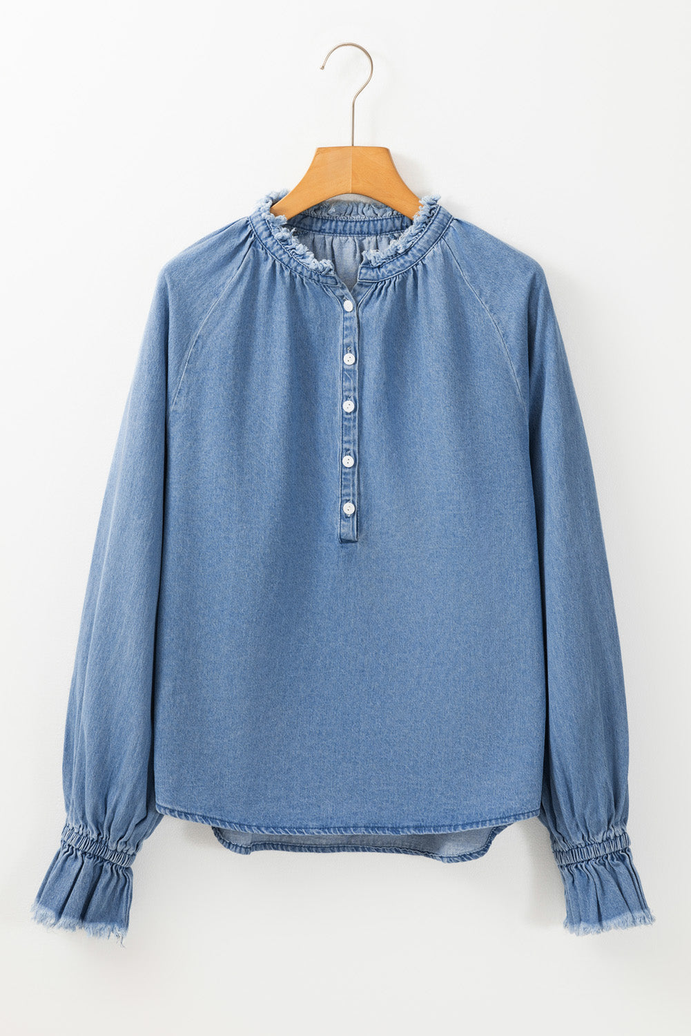 Hemelsblauwe denim top met ruches en halfgeknoopte zoom