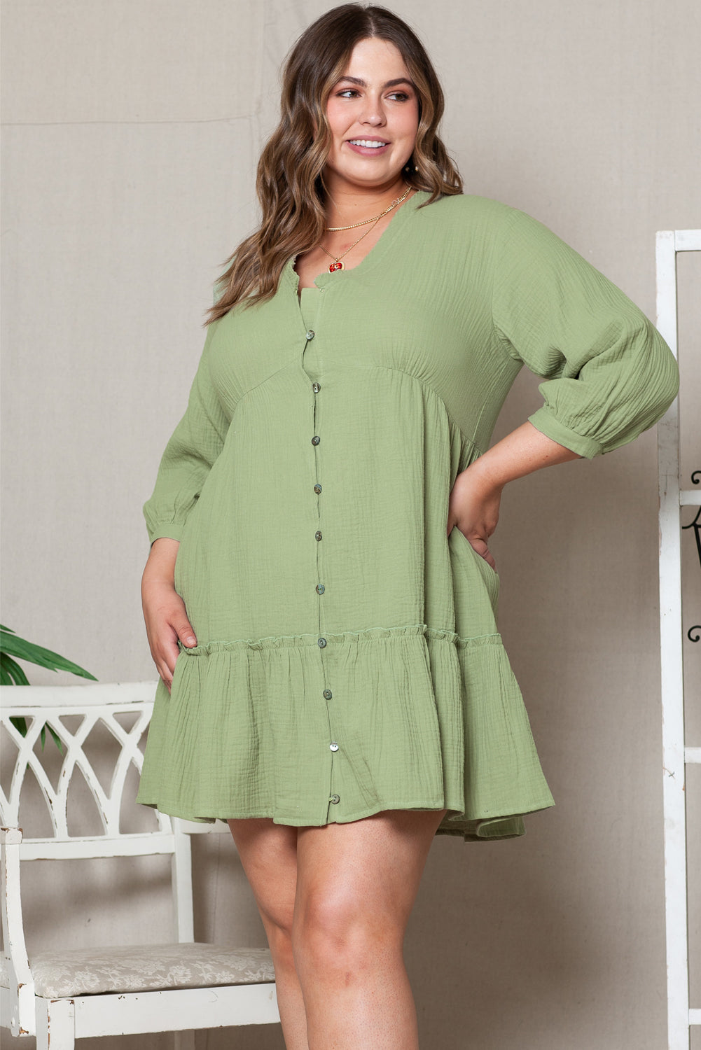 Groene getextureerde geplooide geknoopte V-hals plus-size mini-jurk