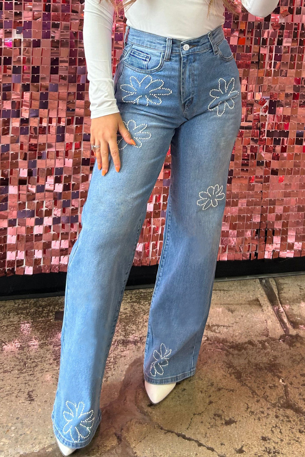 Lichtblauwe bloemen strass decor high rise wijde pijp jeans