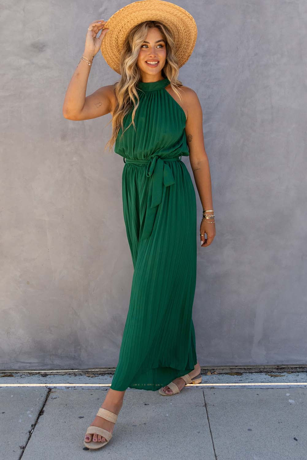 Groene halternek geplooide wijde jumpsuit met riem