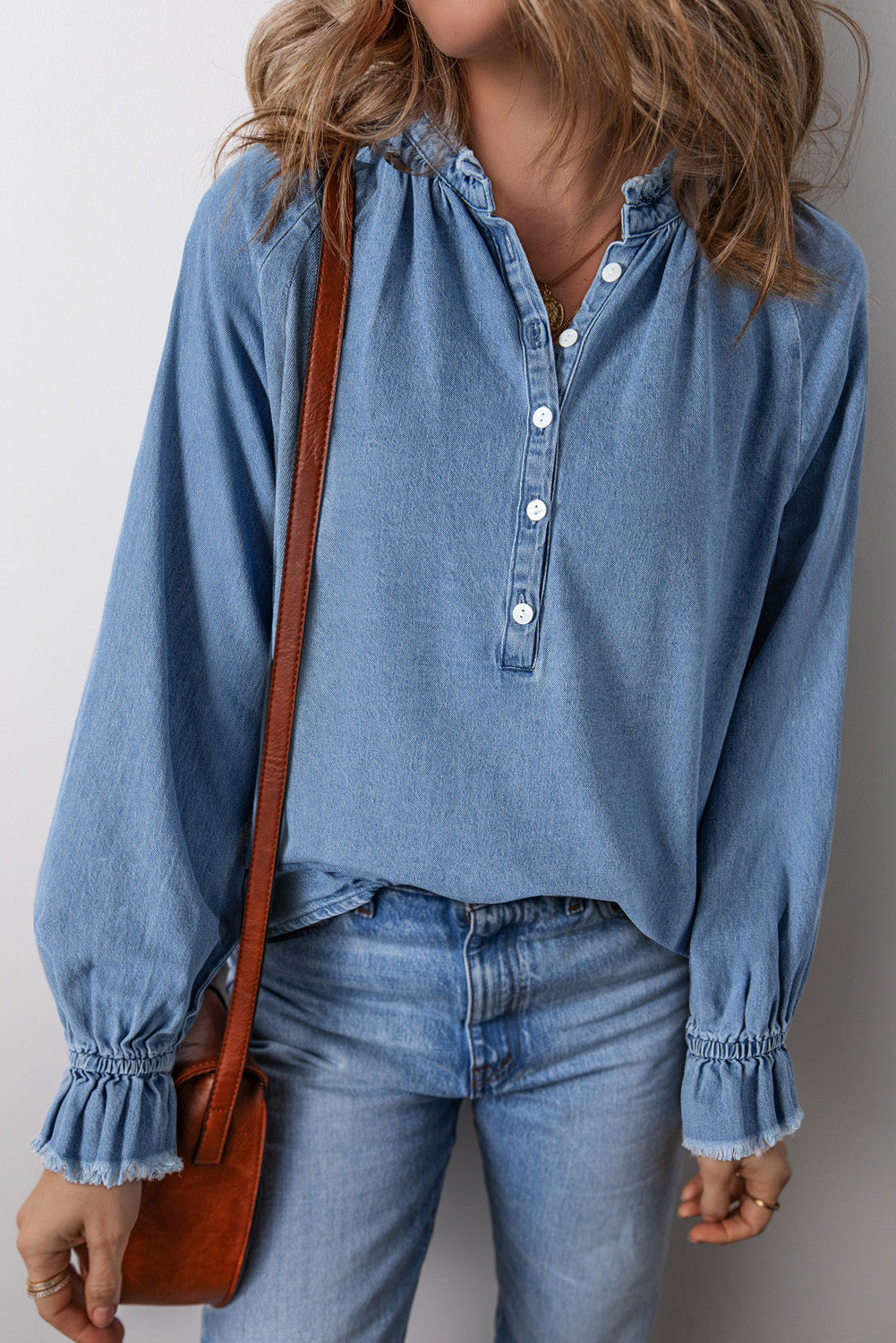 Hemelsblauwe denim top met ruches en halfgeknoopte zoom