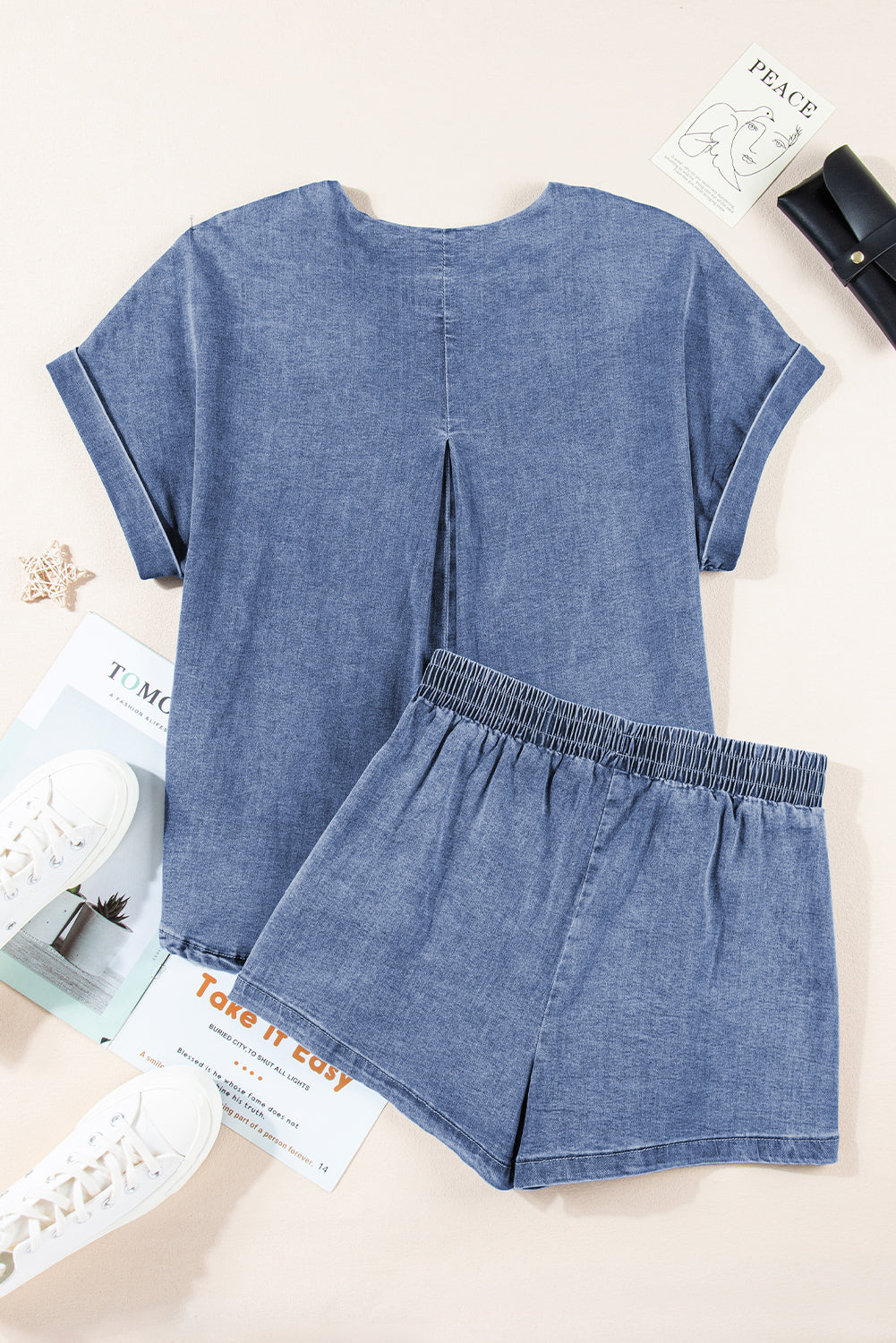 Lichtblauwe denim T-shirt met omslagmouwen en elastische shorts