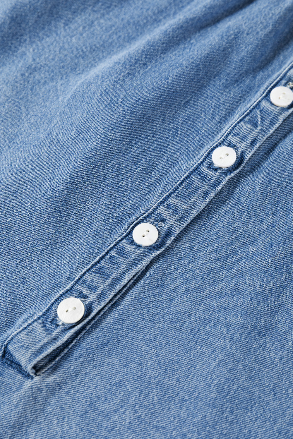 Hemelsblauwe denim top met ruches en halfgeknoopte zoom