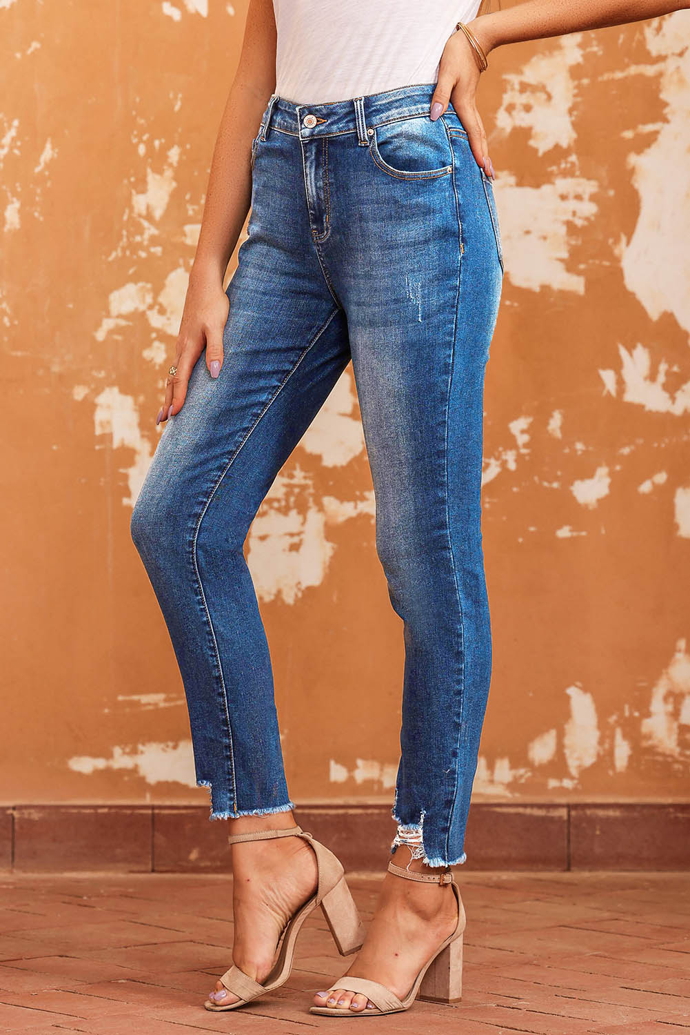 Blauwe skinny jeans met ruwe zoom tot op de enkel