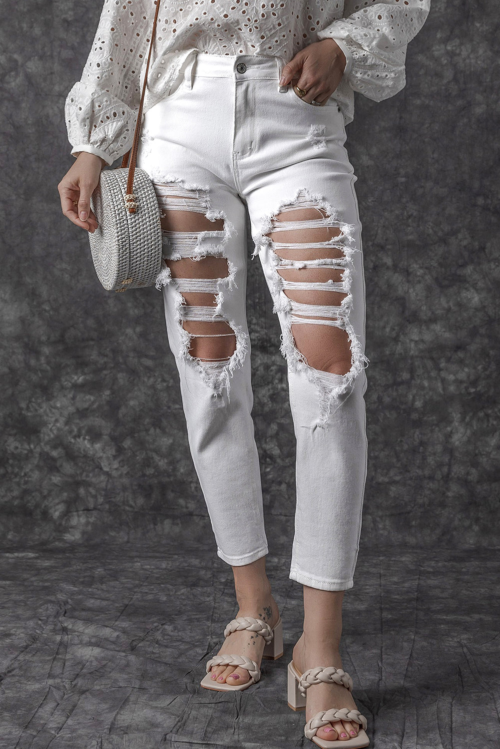 Witte gescheurde jeans met hoge taille en scheuren