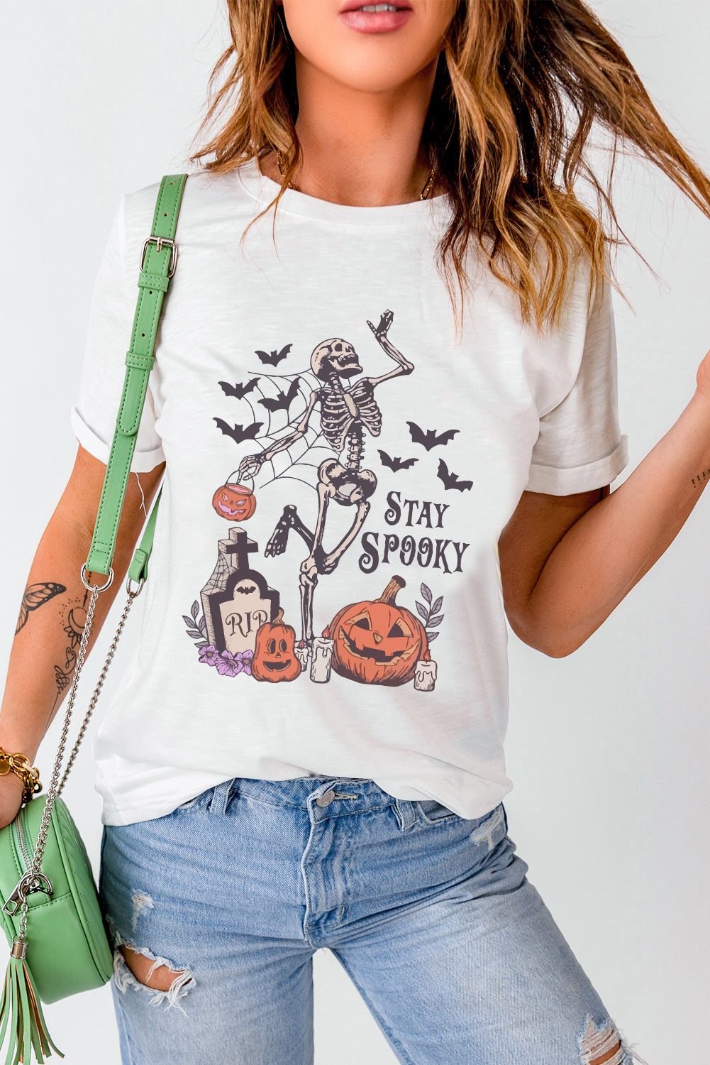 Witte schedelpompoengezicht STAY SPOOKY grafische Halloween T-shirt