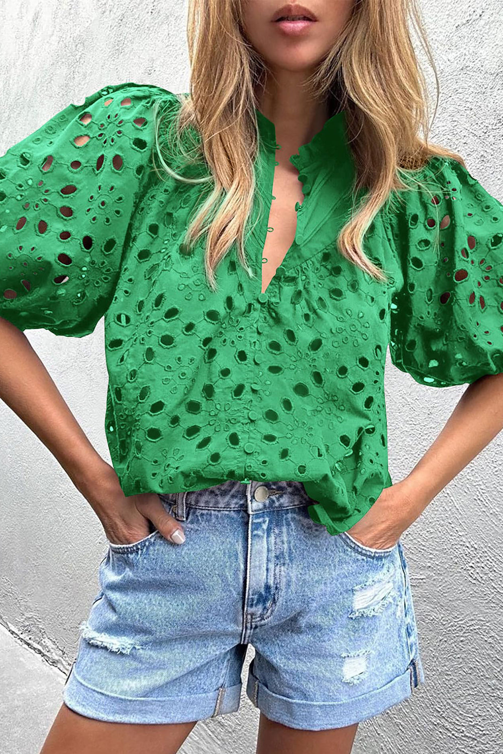 Zwarte blouse met geborduurde bloemen en uitgeholde pofmouwen