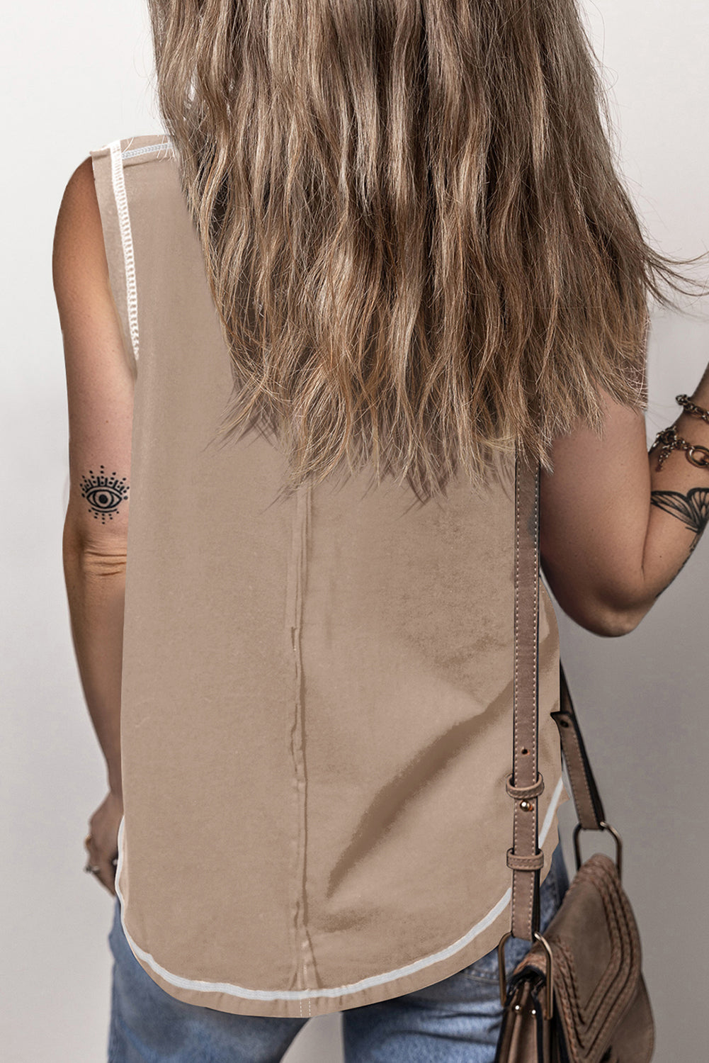 Licht Frans beige Henley tanktop met contrasterende stiksels en zichtbare naden