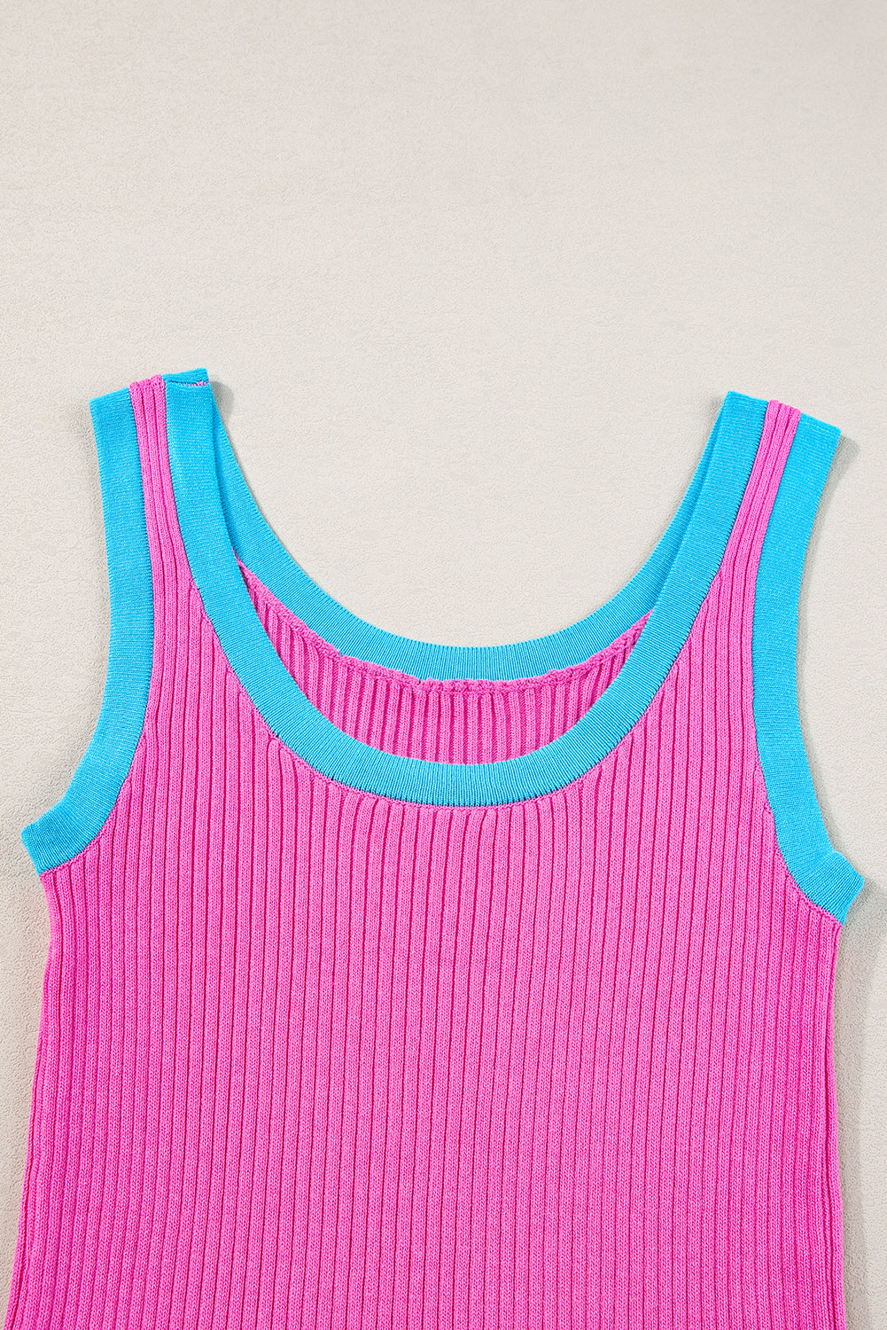 Zwarte geribbelde tanktop met U-hals en geribbelde rand met zwarte colorblock-rand