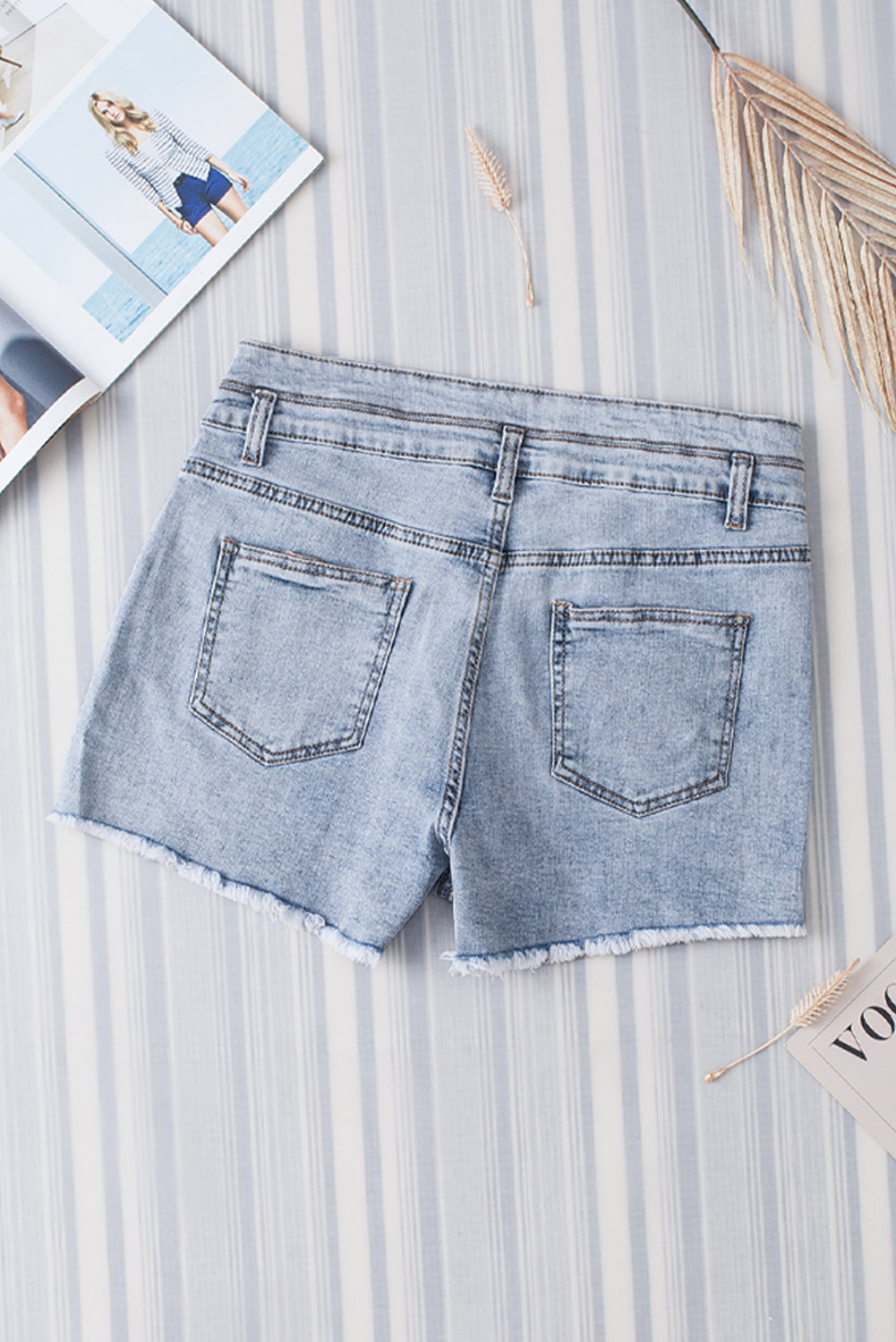 Hemelsblauwe denim shorts met diamanten studs en vintage wash