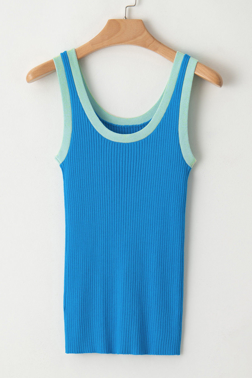 Zwarte geribbelde tanktop met U-hals en geribbelde rand met zwarte colorblock-rand