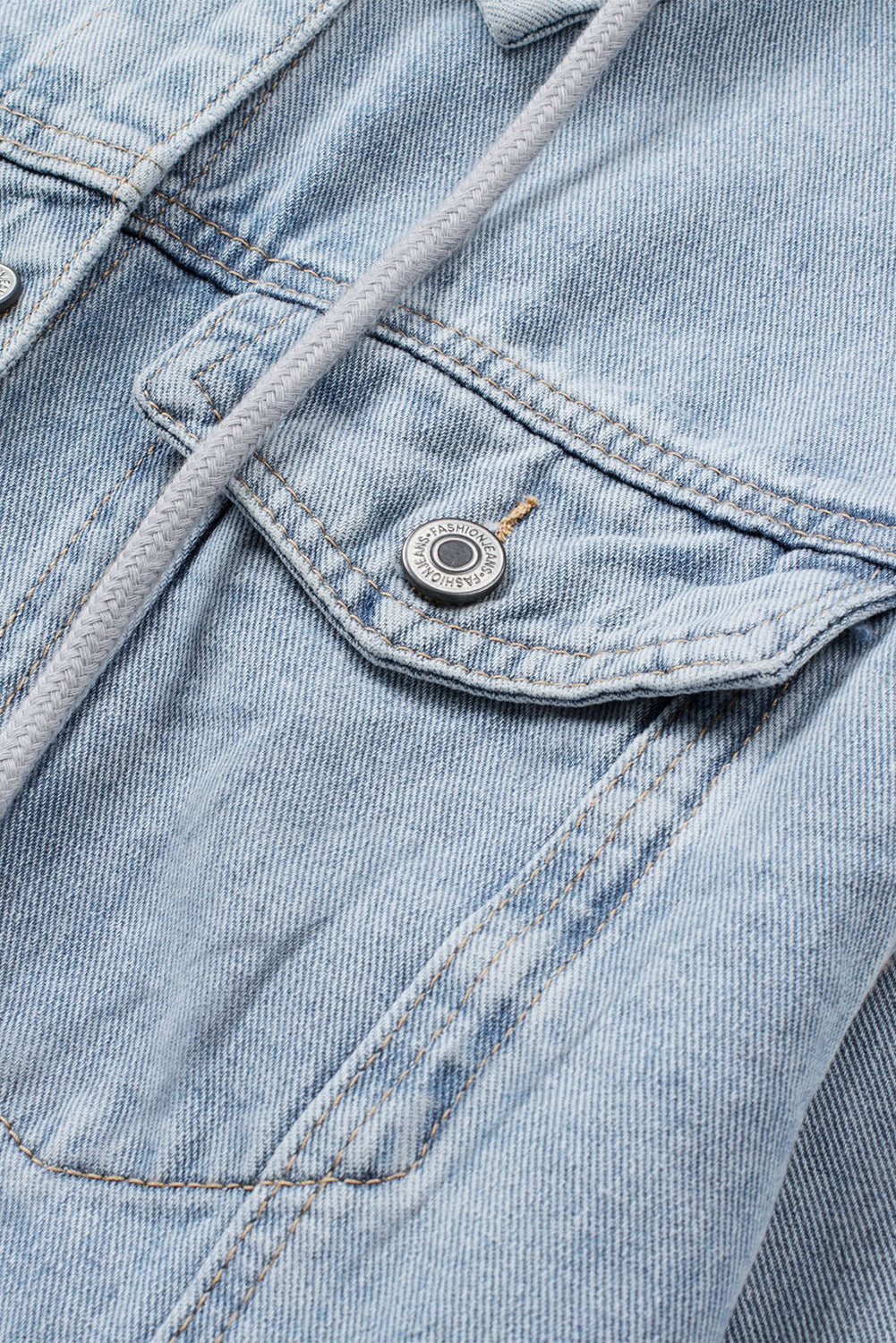 Hemelsblauwe denimjas met capuchon en gescheurde knoopsluiting