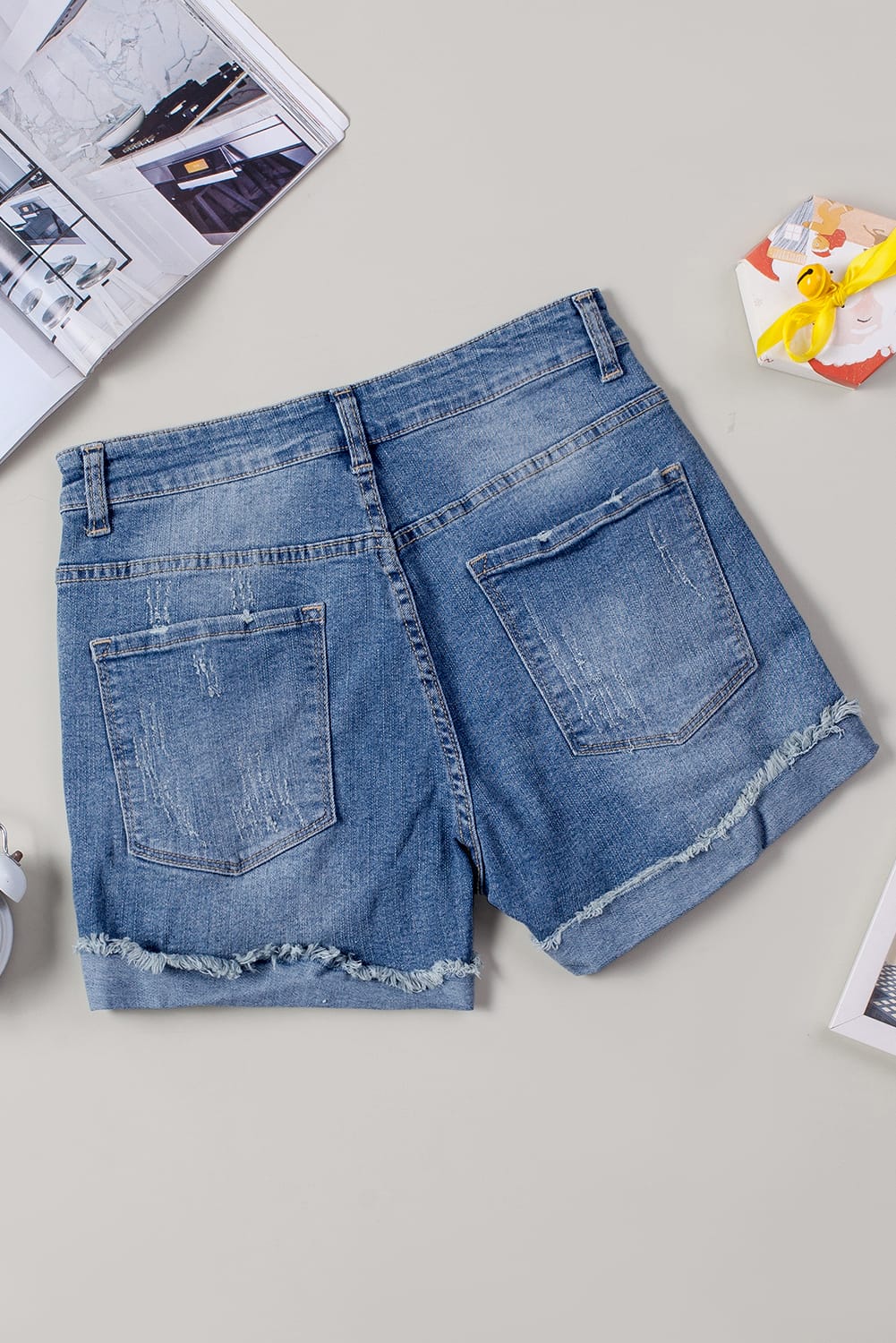 Casual denim shorts met bloemenpatchwork en opgerolde zoom