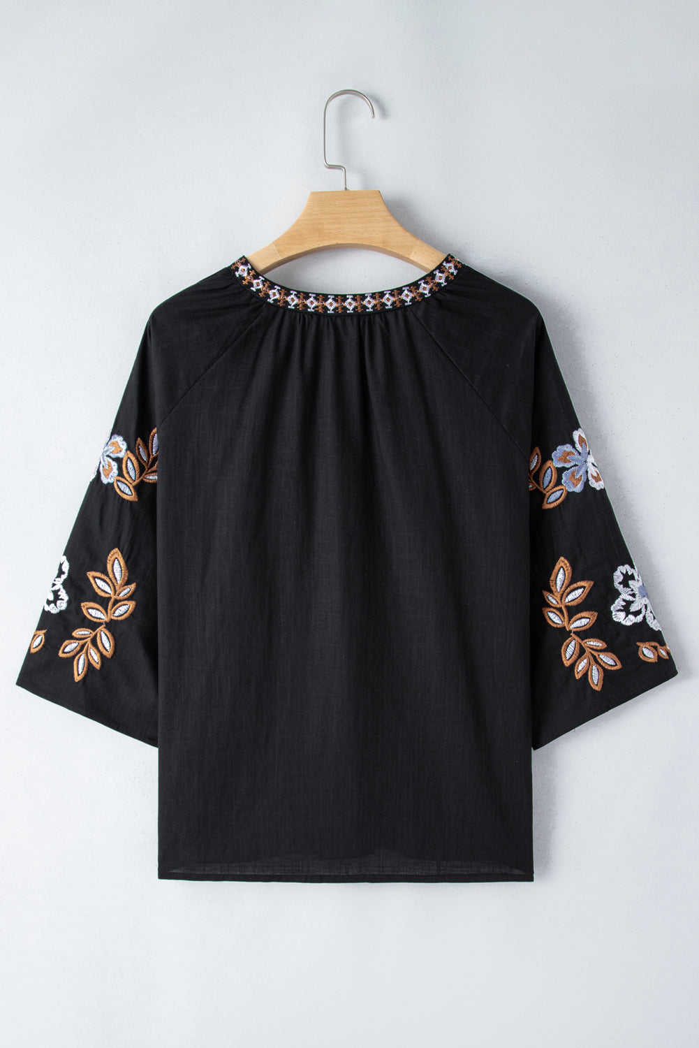 Zwarte Boheemse bloemen geborduurde V-hals blouse