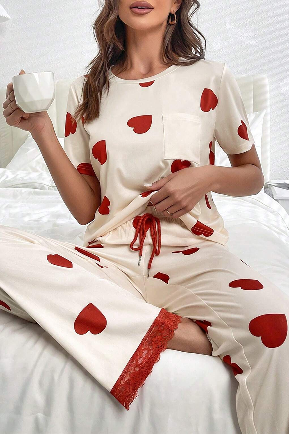 Ensemble pyjama blanc avec t-shirt et pantalon à ourlet en dentelle et imprimé cœur pour la Saint-Valentin