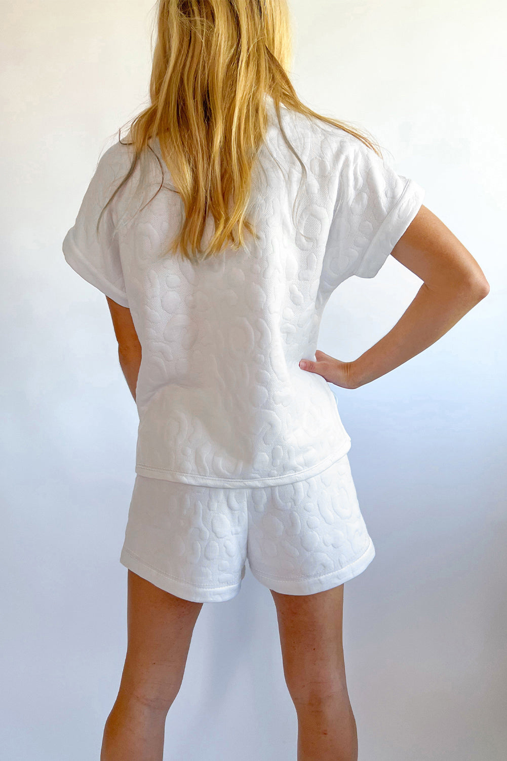 Set van witte luipaardjacquard-T-shirt en korte broek met kwartrits