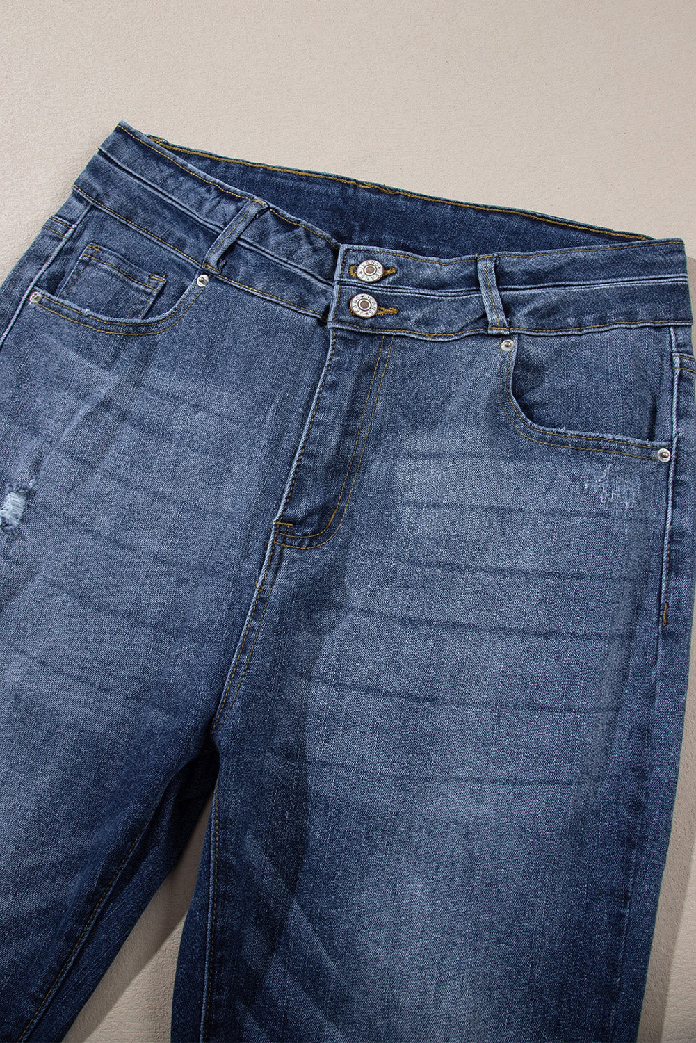 Hemelsblauwe jeans met hoge taille en gescheurde knopen