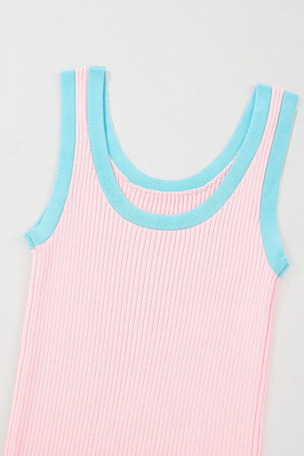 Zwarte geribbelde tanktop met U-hals en geribbelde rand met zwarte colorblock-rand