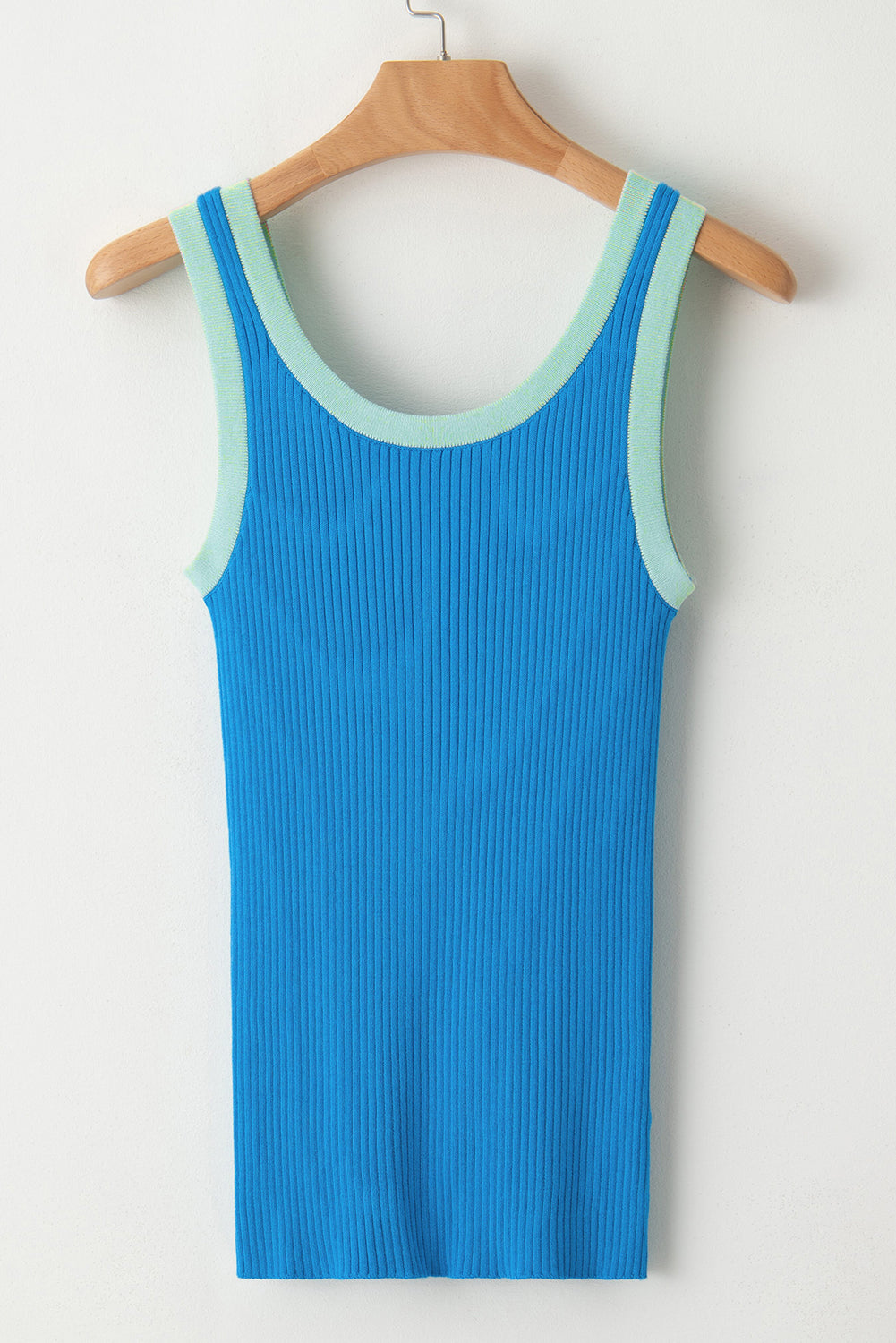 Zwarte geribbelde tanktop met U-hals en geribbelde rand met zwarte colorblock-rand