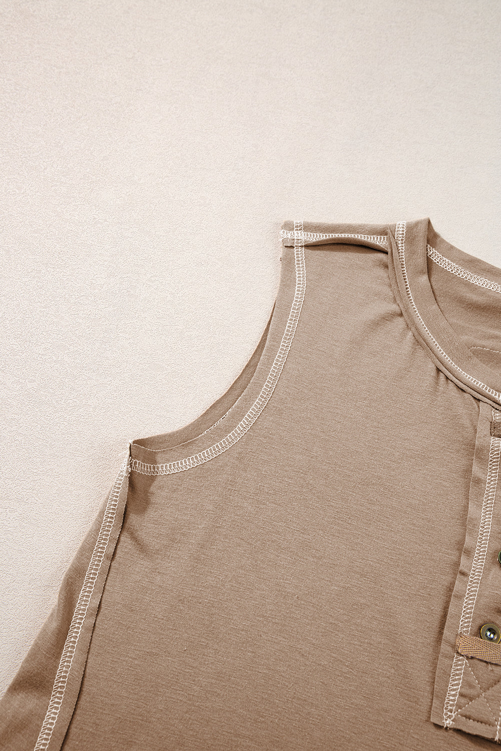 Licht Frans beige Henley tanktop met contrasterende stiksels en zichtbare naden