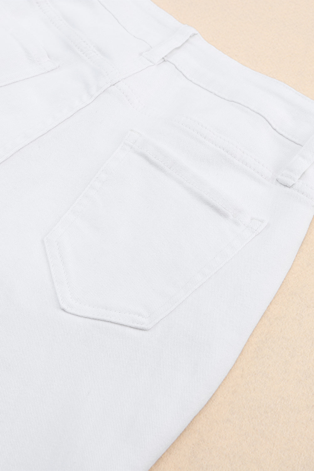 Witte gescheurde jeans met hoge taille en scheuren