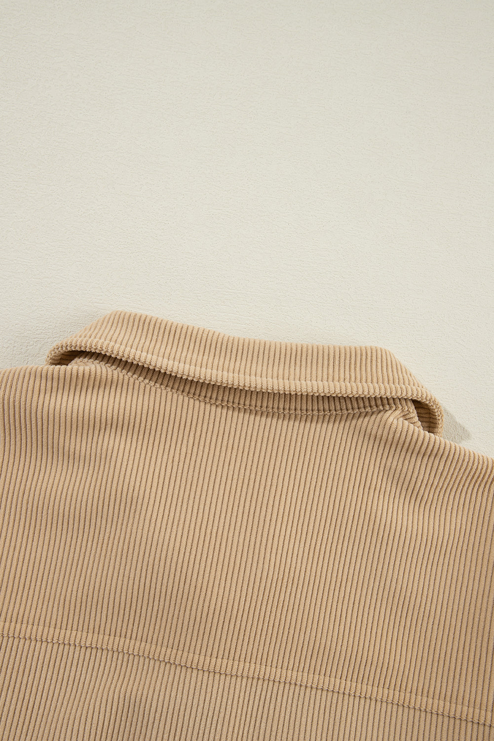 Licht Frans beige effen geplooide klepzak corduroy shacket met knoopsluiting