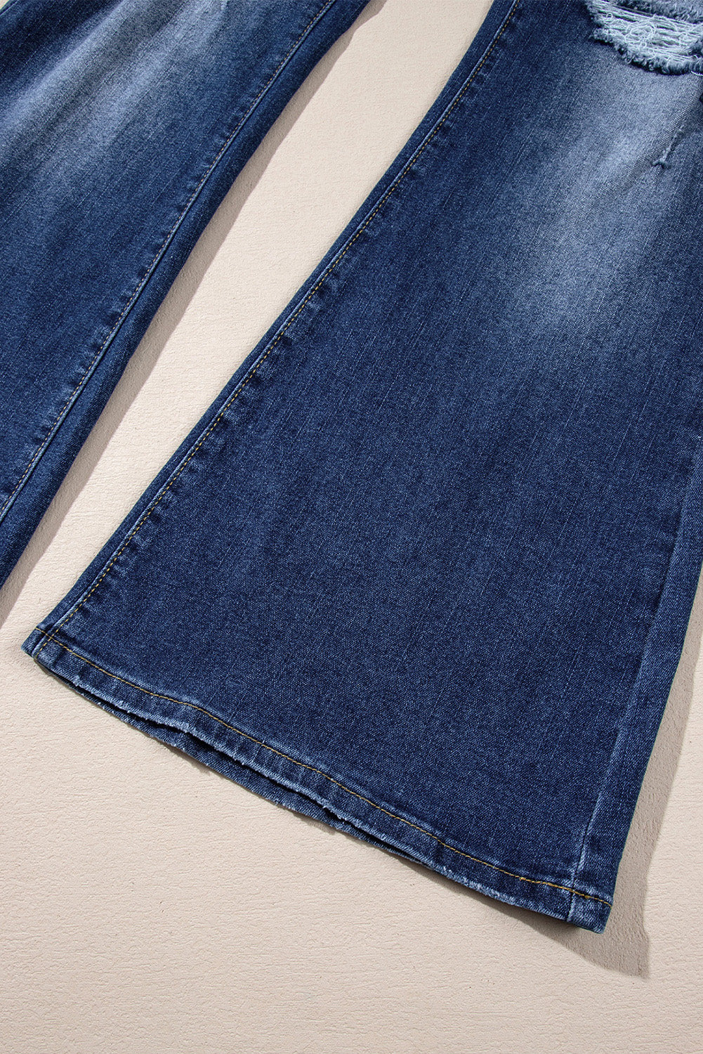 Hemelsblauwe jeans met hoge taille en gescheurde knopen