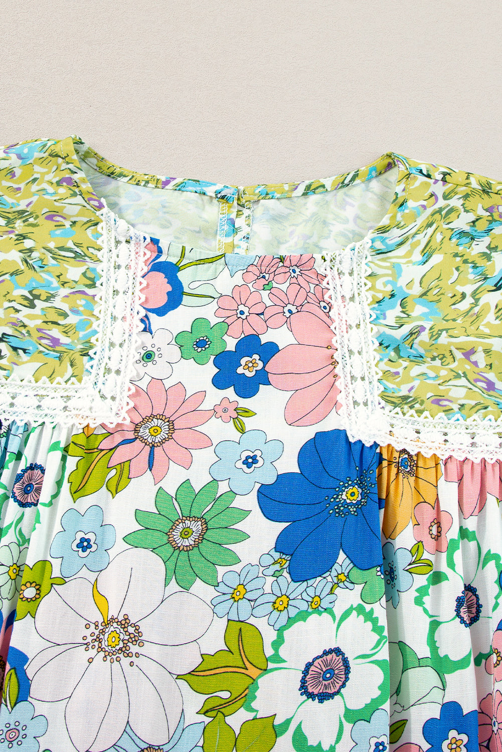 Rozerode bubbelmouw kantversiering bloemenmix blouse