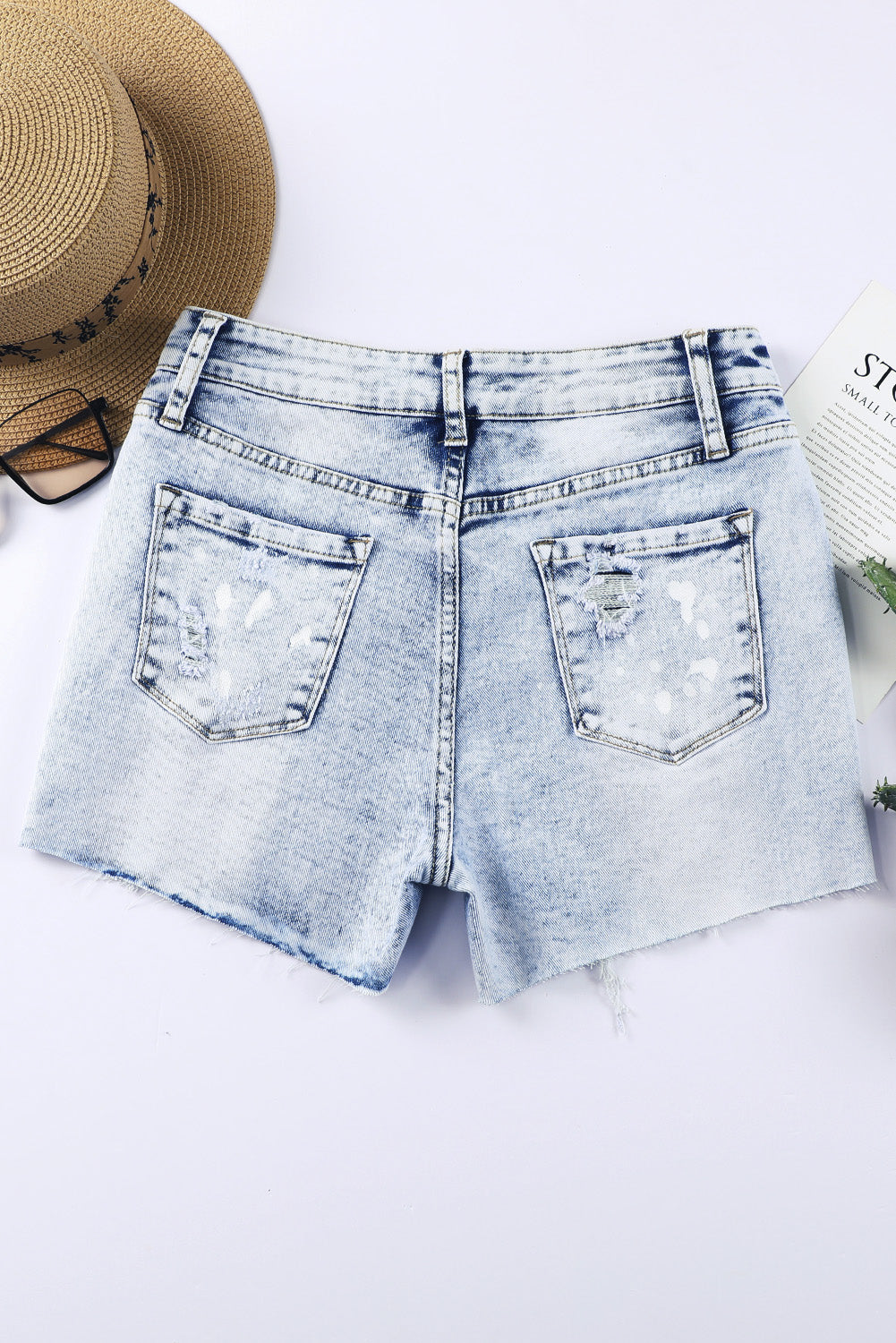 Hemelsblauwe versleten gebleekte denim shorts