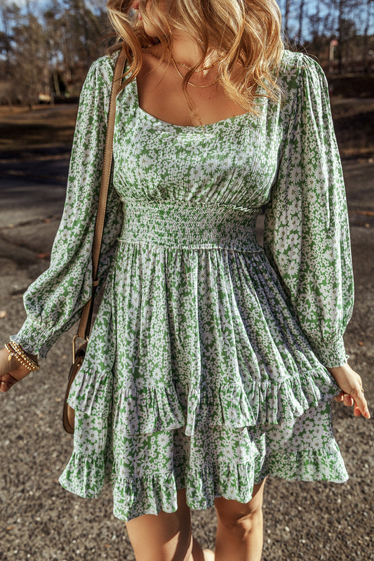 Robe courte à volants étagés et taille froncée à imprimé floral vert