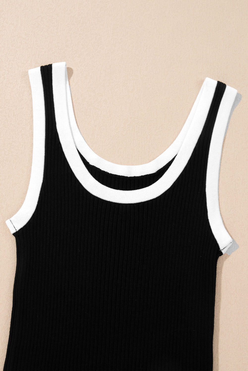 Zwarte geribbelde tanktop met U-hals en geribbelde rand met zwarte colorblock-rand