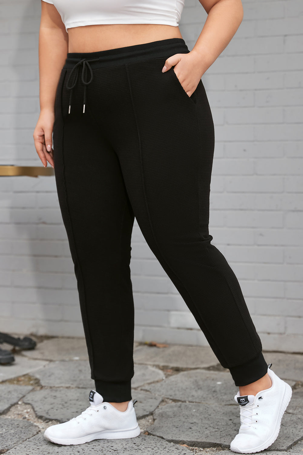 Zwarte plus-size getextureerde joggingbroek met zichtbare naden en trekkoord