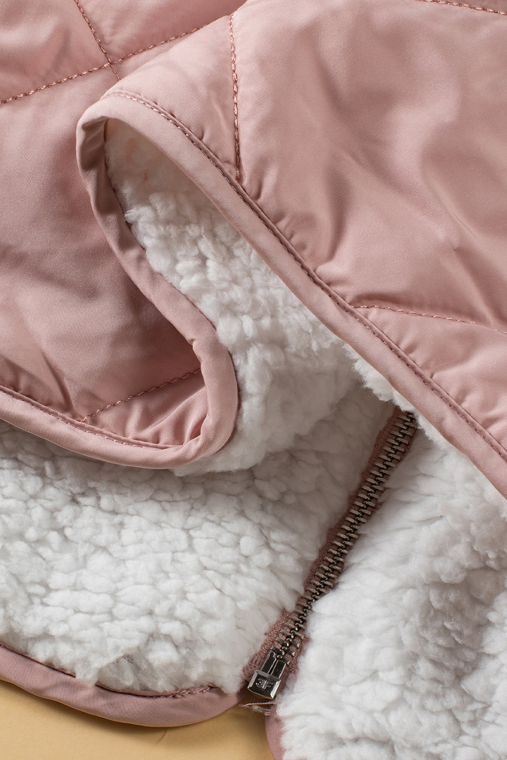 Roze fleece gevoerde gewatteerde vestjassen