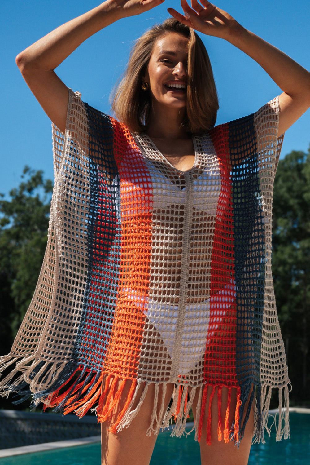 Cache-maillot de plage à rayures multicolores et col en V avec pompons au crochet