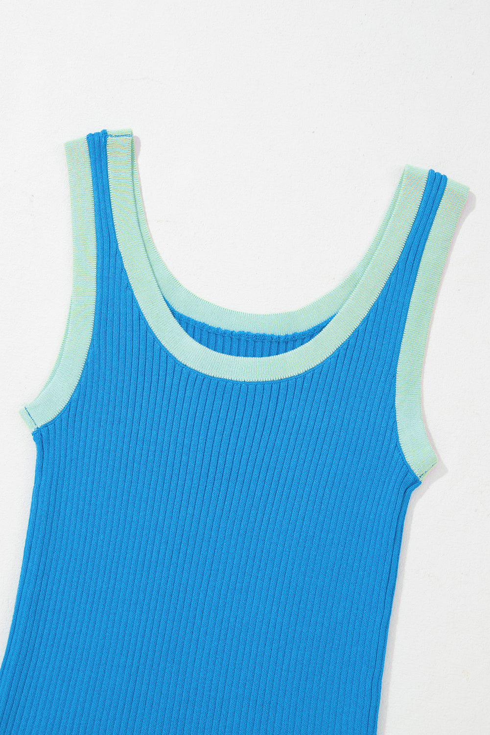 Zwarte geribbelde tanktop met U-hals en geribbelde rand met zwarte colorblock-rand