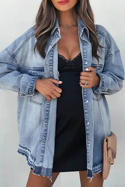 Hemelsblauwe oversized denim jas met klepzak en knopen