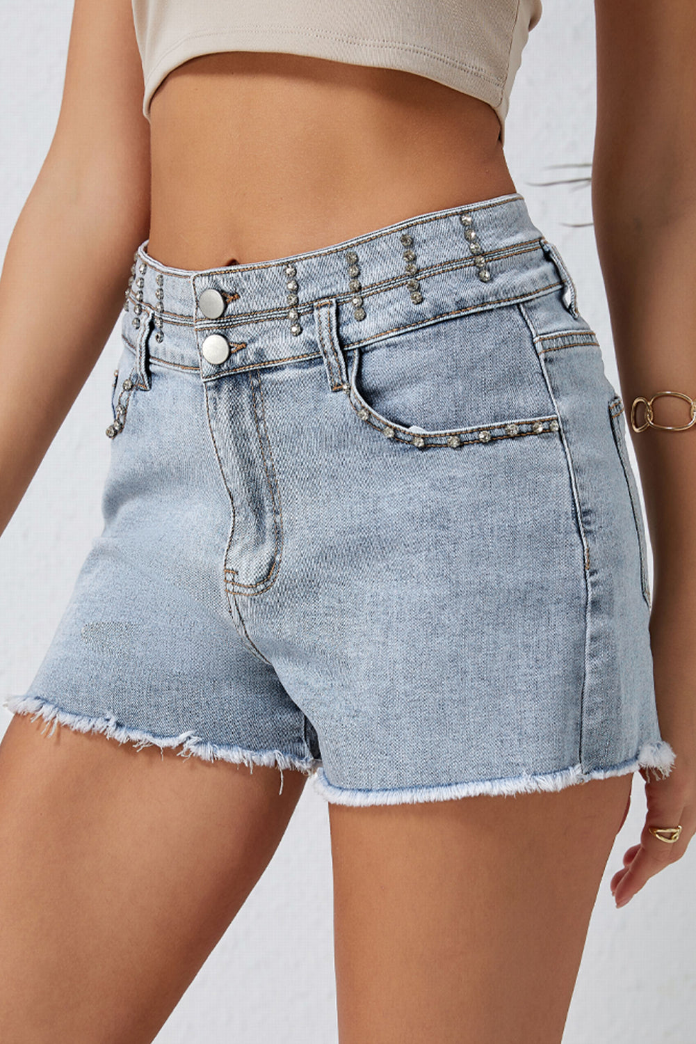 Hemelsblauwe denim shorts met diamanten studs en vintage wash