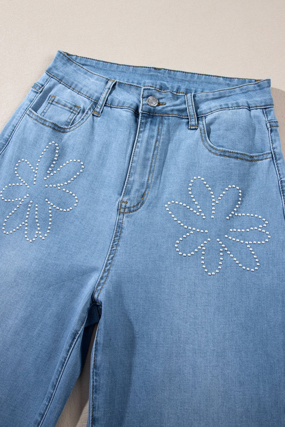 Lichtblauwe bloemen strass decor high rise wijde pijp jeans