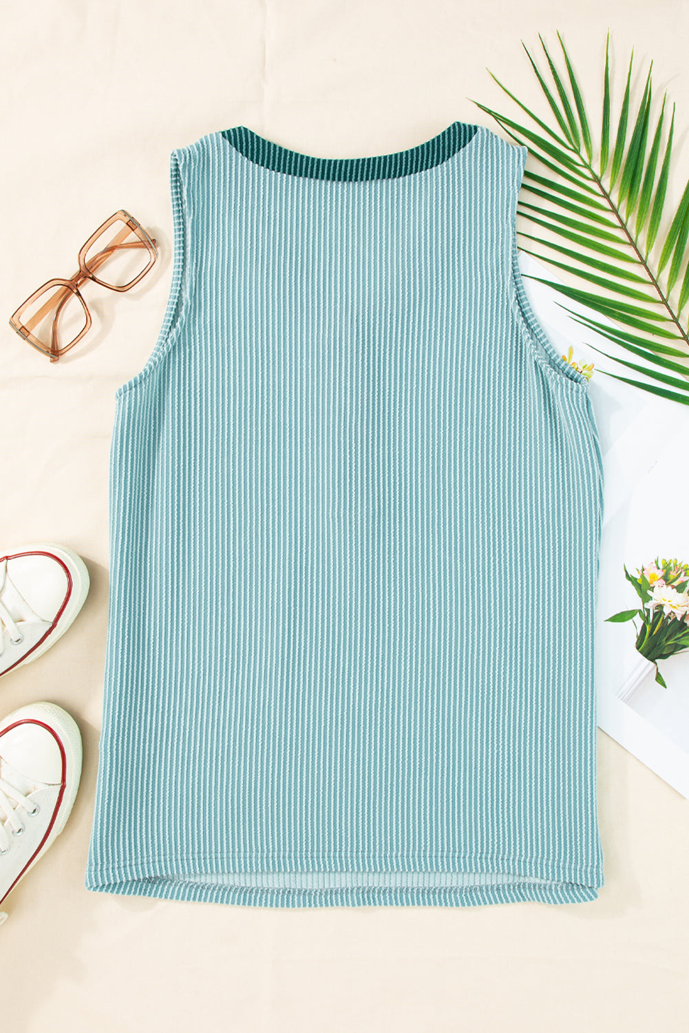 Mintgroene tanktop met contrasterende V-hals en knoopsluiting