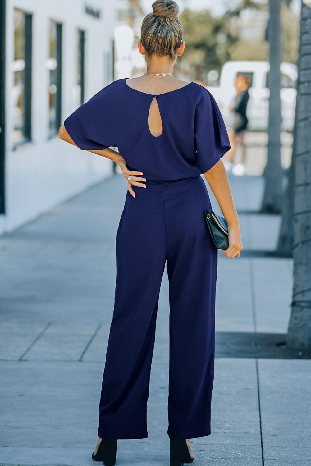 Blauwe jumpsuit met wijde pijpen en riem