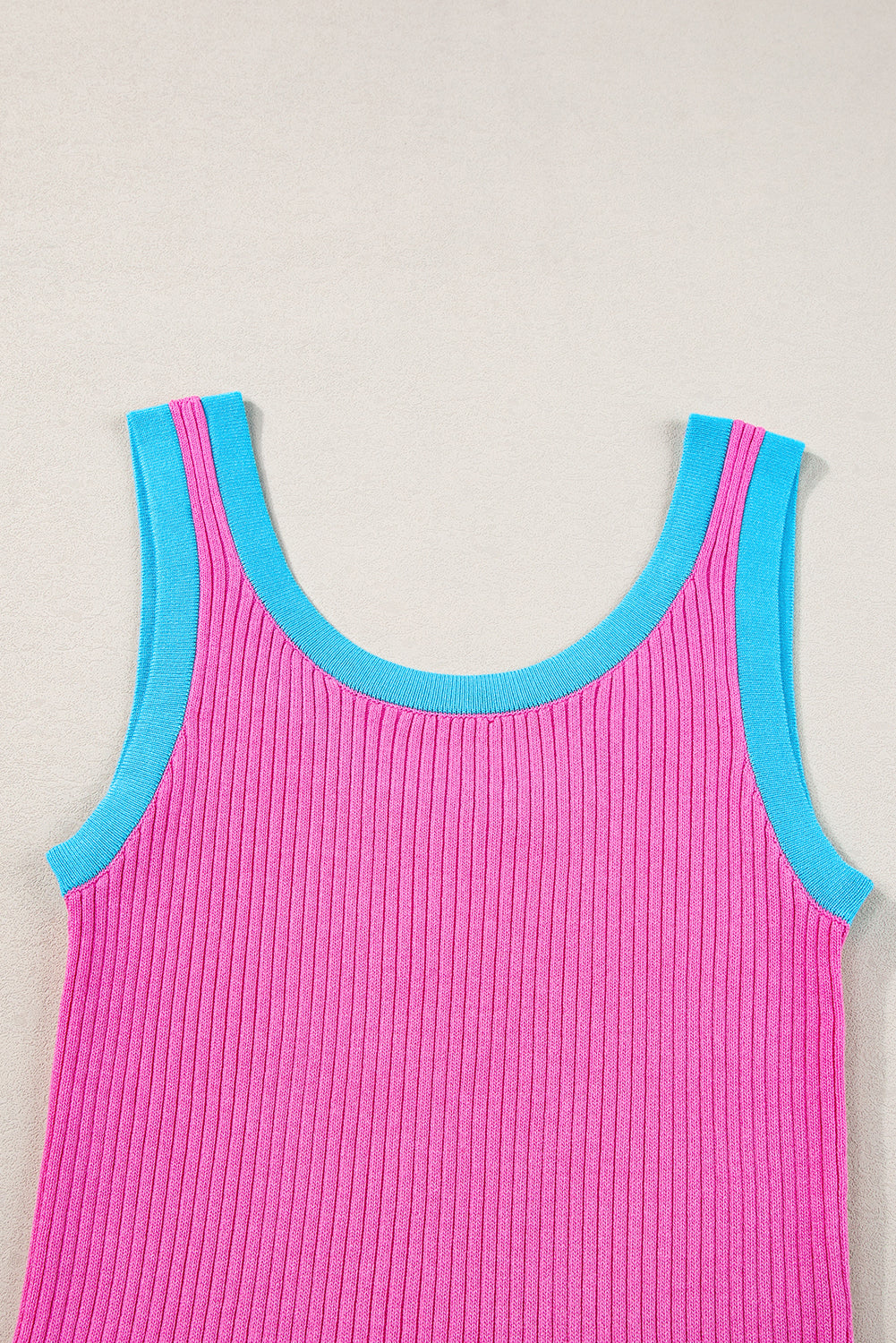 Zwarte geribbelde tanktop met U-hals en geribbelde rand met zwarte colorblock-rand