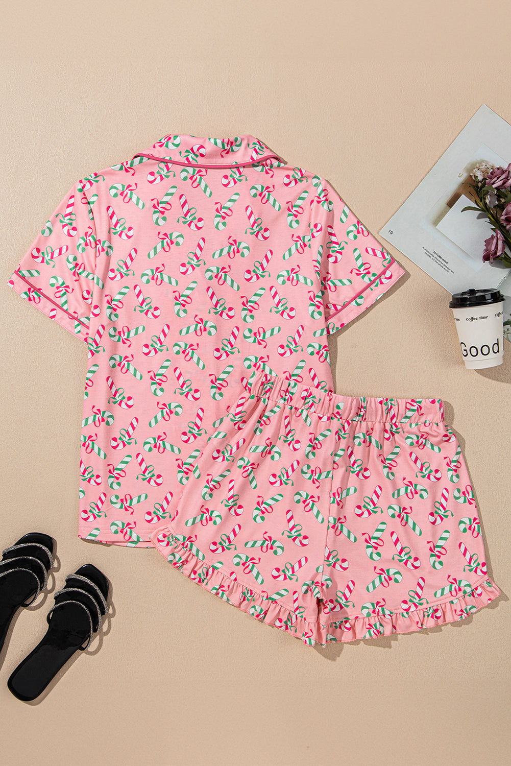 Roze kerstpyjamaset met knoop en zakmotief in zuurstokprint