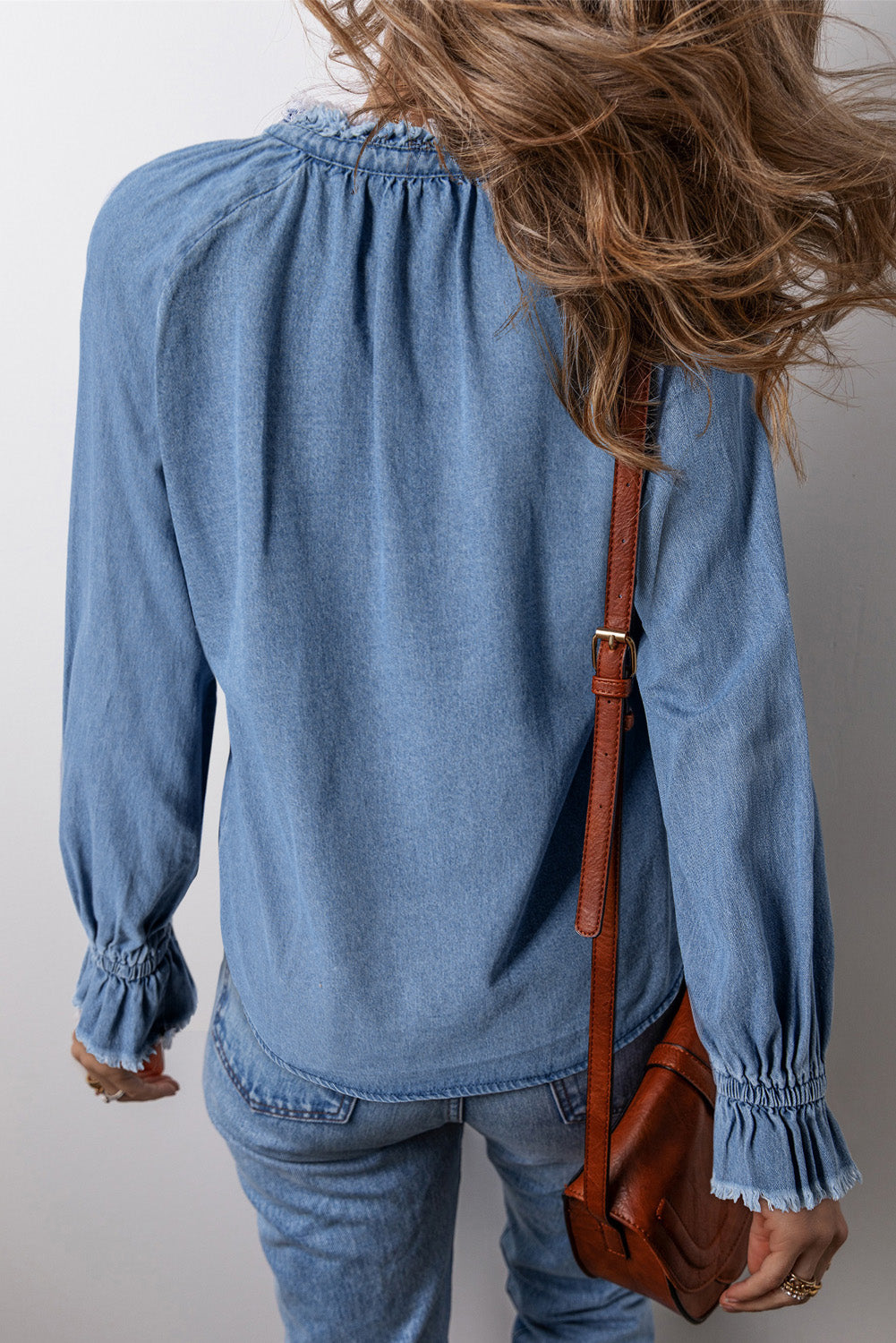 Hemelsblauwe denim top met ruches en halfgeknoopte zoom