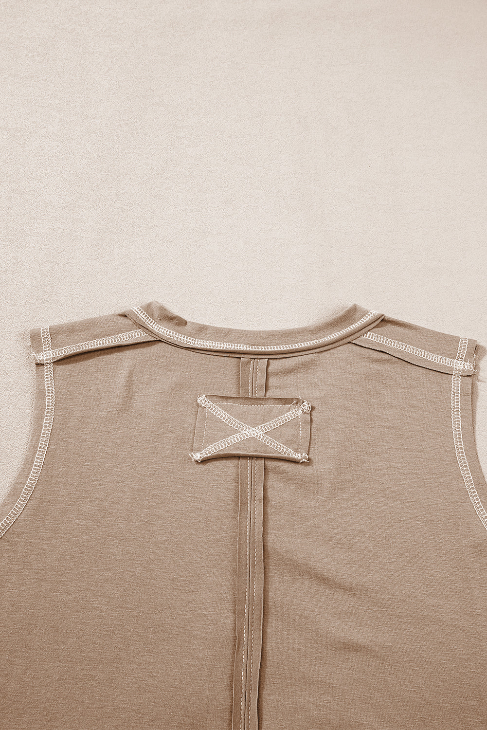 Licht Frans beige Henley tanktop met contrasterende stiksels en zichtbare naden