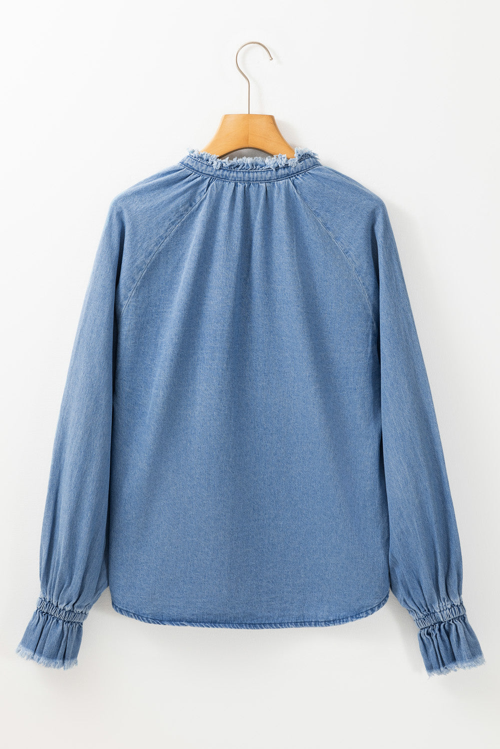 Hemelsblauwe denim top met ruches en halfgeknoopte zoom