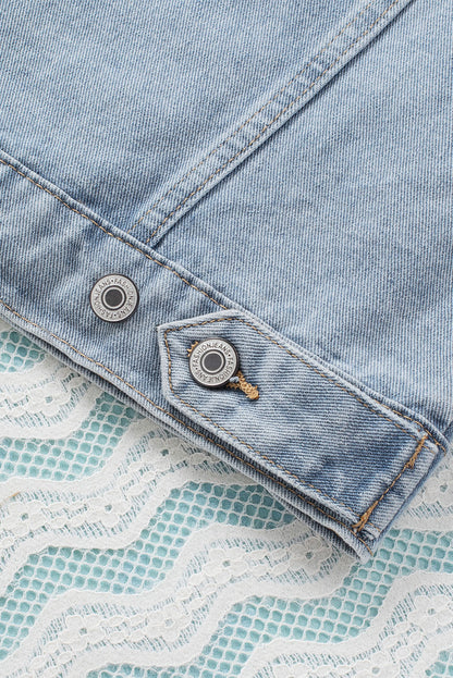 Hemelsblauwe denimjas met capuchon en gescheurde knoopsluiting