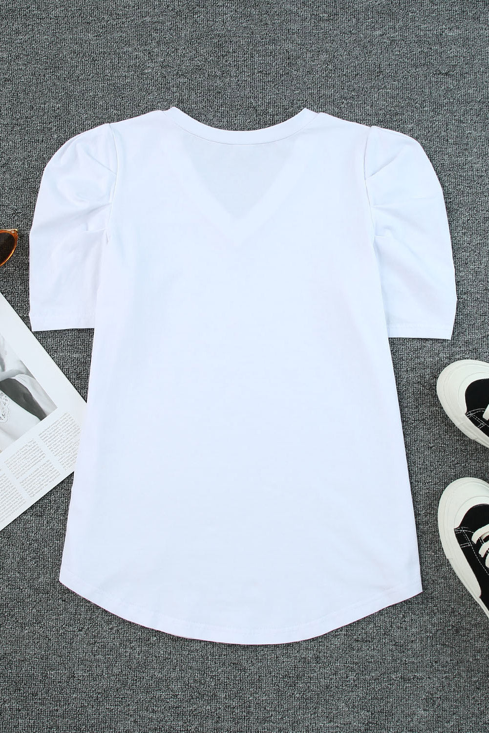 Zwart T-shirt met pofmouwen en V-hals