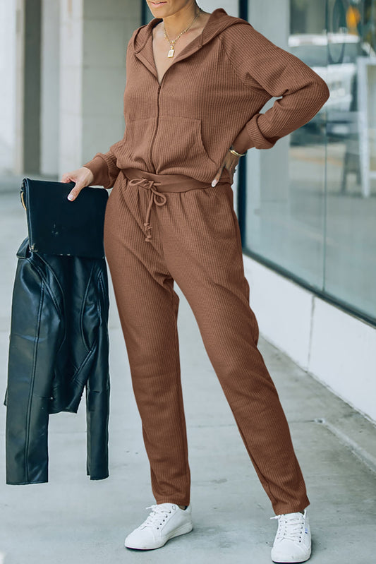 Tenue Athleisure avec sweat à capuche zippé et pantalon en tricot gaufré marron