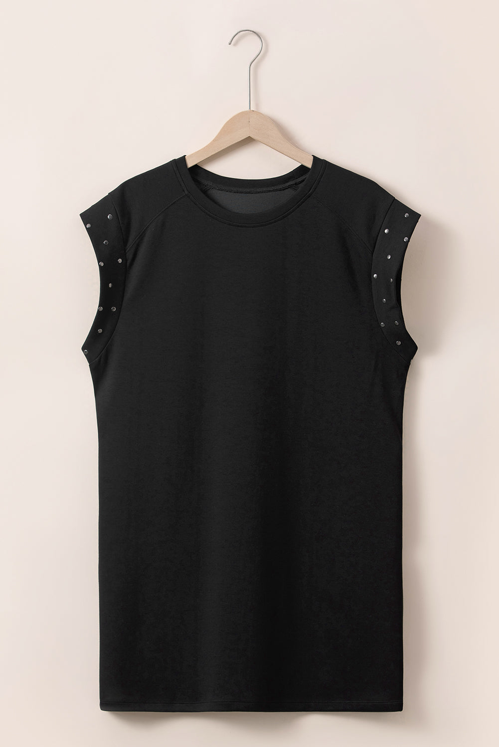 Zwarte T-shirtjurk met studs en capuchon in grote maten